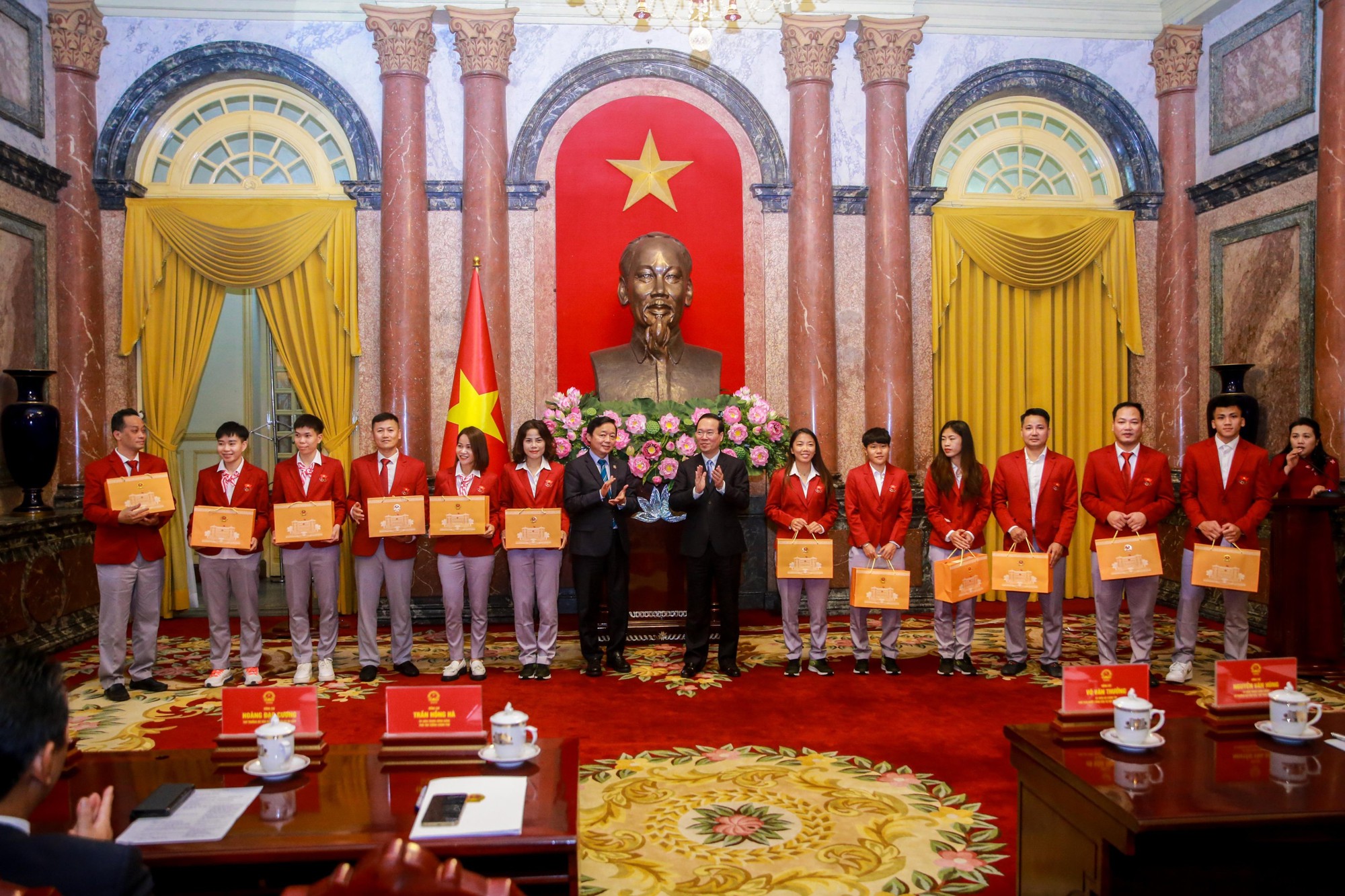 Chủ tịch nước Võ Văn Thưởng trao Huân chương Lao động cho các HLV-VĐV xuất sắc - Ảnh 5.