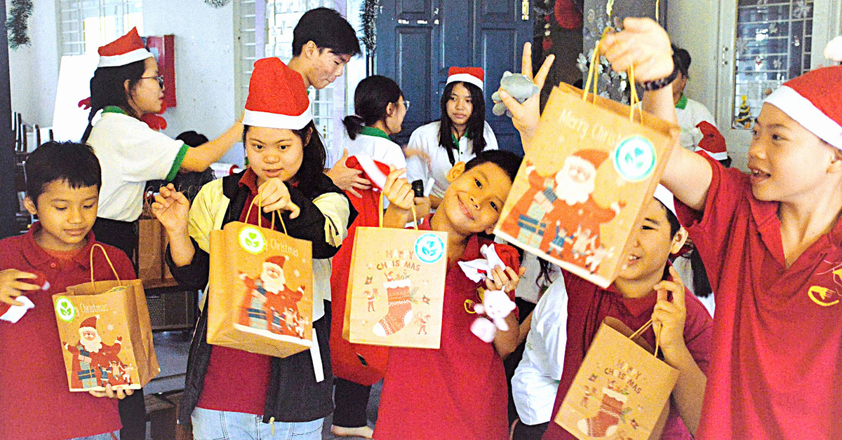 Warm Christmas season, giving love to children in the highlands