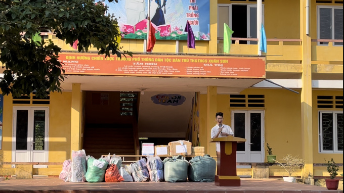 Trung on a trip to give gifts to disadvantaged students in Phu Tho, October 2022. Photo: Character provided