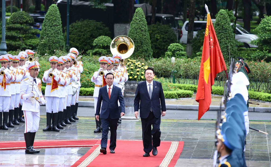 ประธานาธิบดีโว วัน ทวง เป็นประธานพิธีต้อนรับอย่างเป็นทางการแก่ประธานาธิบดีเกาหลีใต้ ยุน ซอก ยอล ภาพถ่าย: Baoquocte.vn