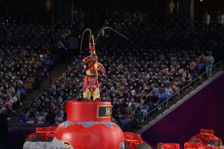 Monkey King - Sun Wukong appears on stage. (Photo: Duc Thien)