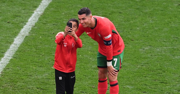 Das Spiel wurde viermal unterbrochen, weil Fans auf das Spielfeld stürmten, um an Ronaldo heranzukommen.