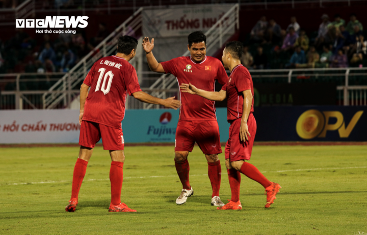 Famous players celebrate goals. (Photo: Mai Linh)