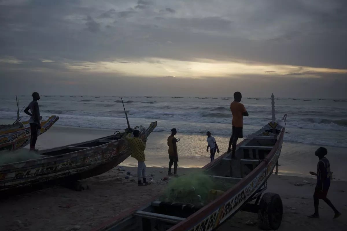 At least 30 decomposed bodies were found on a boat off Senegal photo 1