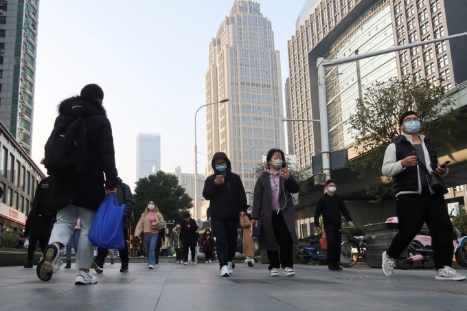 Menschen auf den Straßen von Wuhan im Dezember 2022. Foto: Reuters