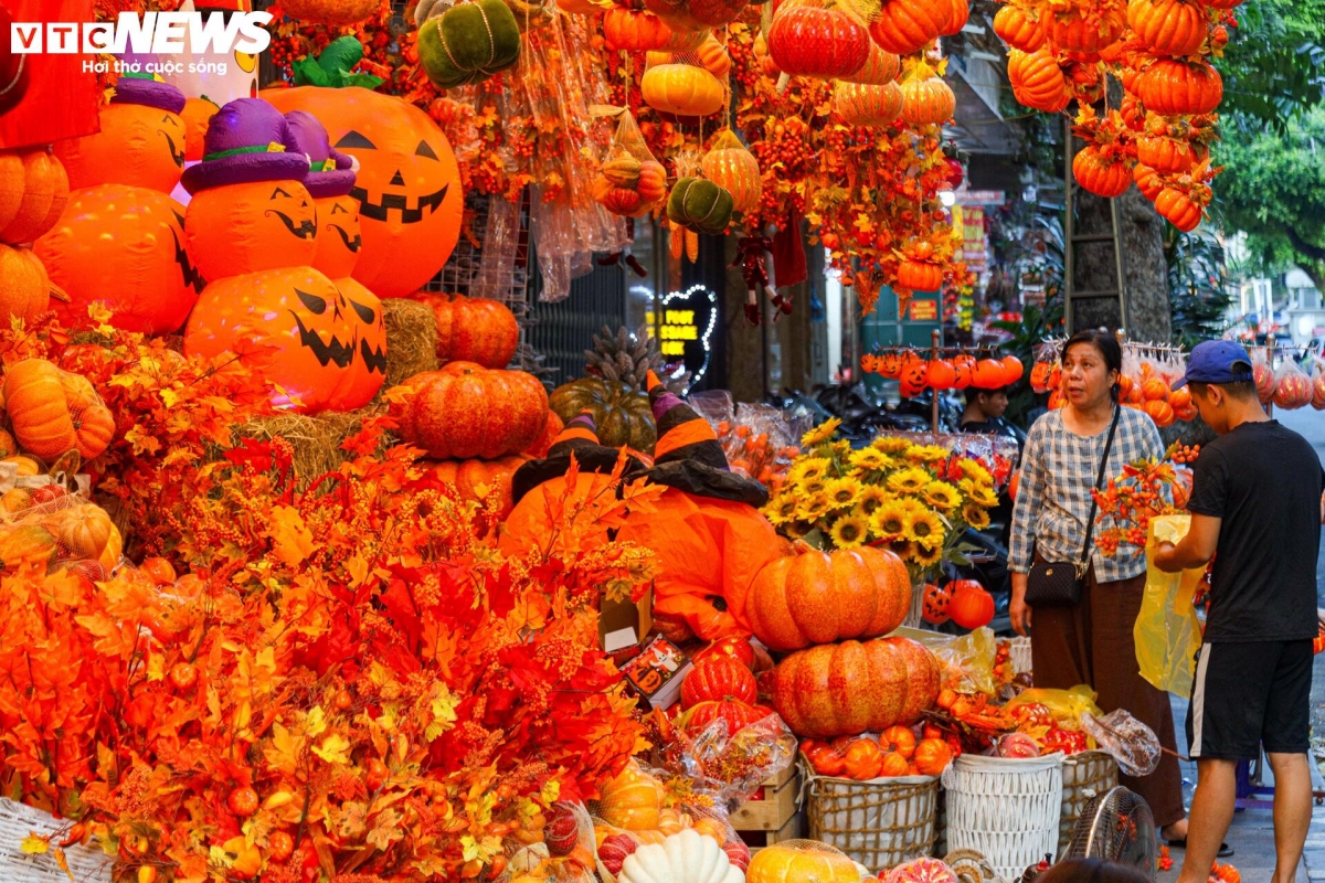 Do choi halloween ngap tran, pho co ha noi tro nen ma mi hinh anh 6