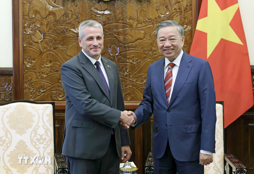 Präsident To Lam empfängt den belarussischen Botschafter in Vietnam, Uladzimir Baravikou. (Foto: Nhan Sang/VNA)