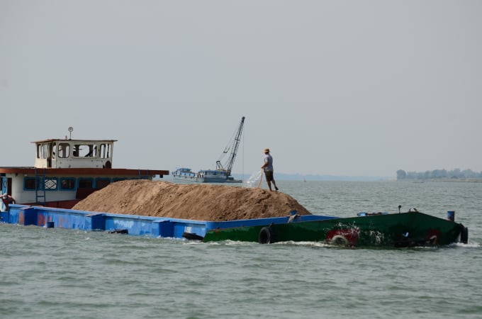 People mining sand in the Mekong Delta region, 2015. Photo: Ngoc Tai