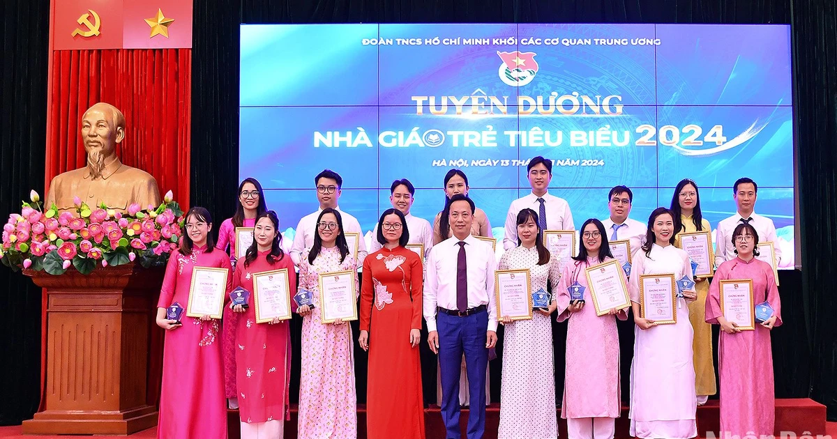 Commending 17 "Outstanding Young Teachers" of Central Agencies