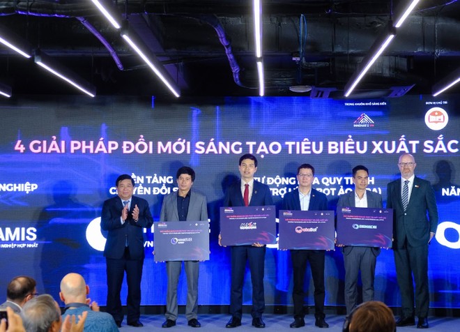 Ông Trần Đăng Hoà (thứ tư từ trái sang) - Chủ tịch Công ty Hệ thống Thông tin FPT - Công ty Thành viên Tập đoàn FPT nhận danh hiệu “Ngôi sao đổi mới sáng tạo” cho giải pháp akaBot ảnh 2