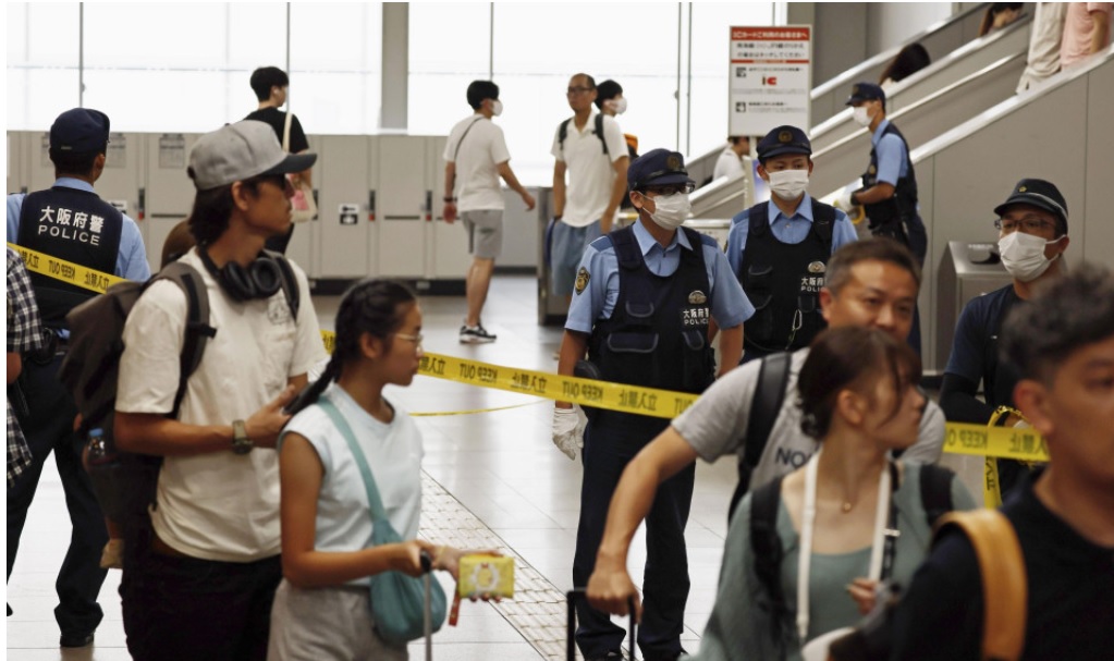 日本の電車内で刺傷事件、3人負傷 写真1
