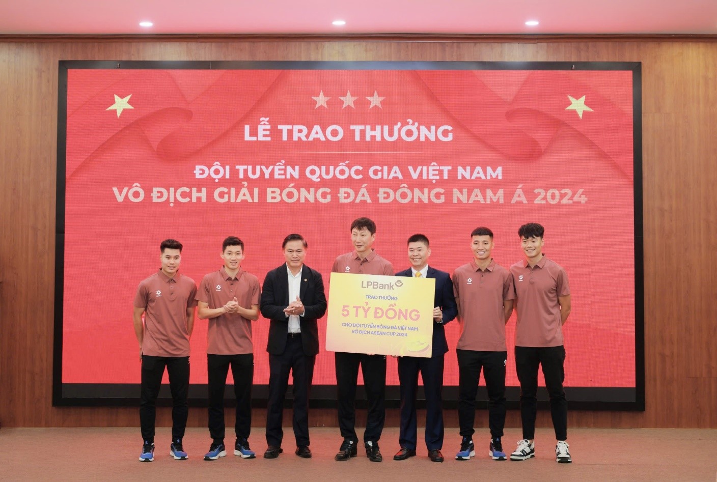 LPBank otorga 5 mil millones de dongs para acompañar al equipo de fútbol de Vietnam a ganar el campeonato del sudeste asiático