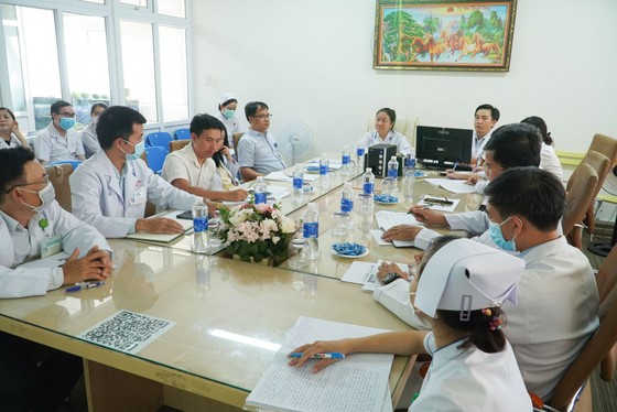 Các bác sĩ họp bàn phương án điều trị cho bệnh nhân ảnh 2
