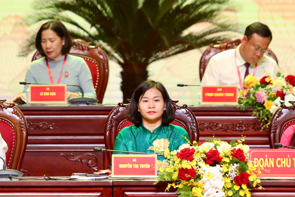 La subsecretaria permanente del Comité del Partido de Hanoi, Nguyen Thi Tuyen, participó en el Presídium del Congreso.