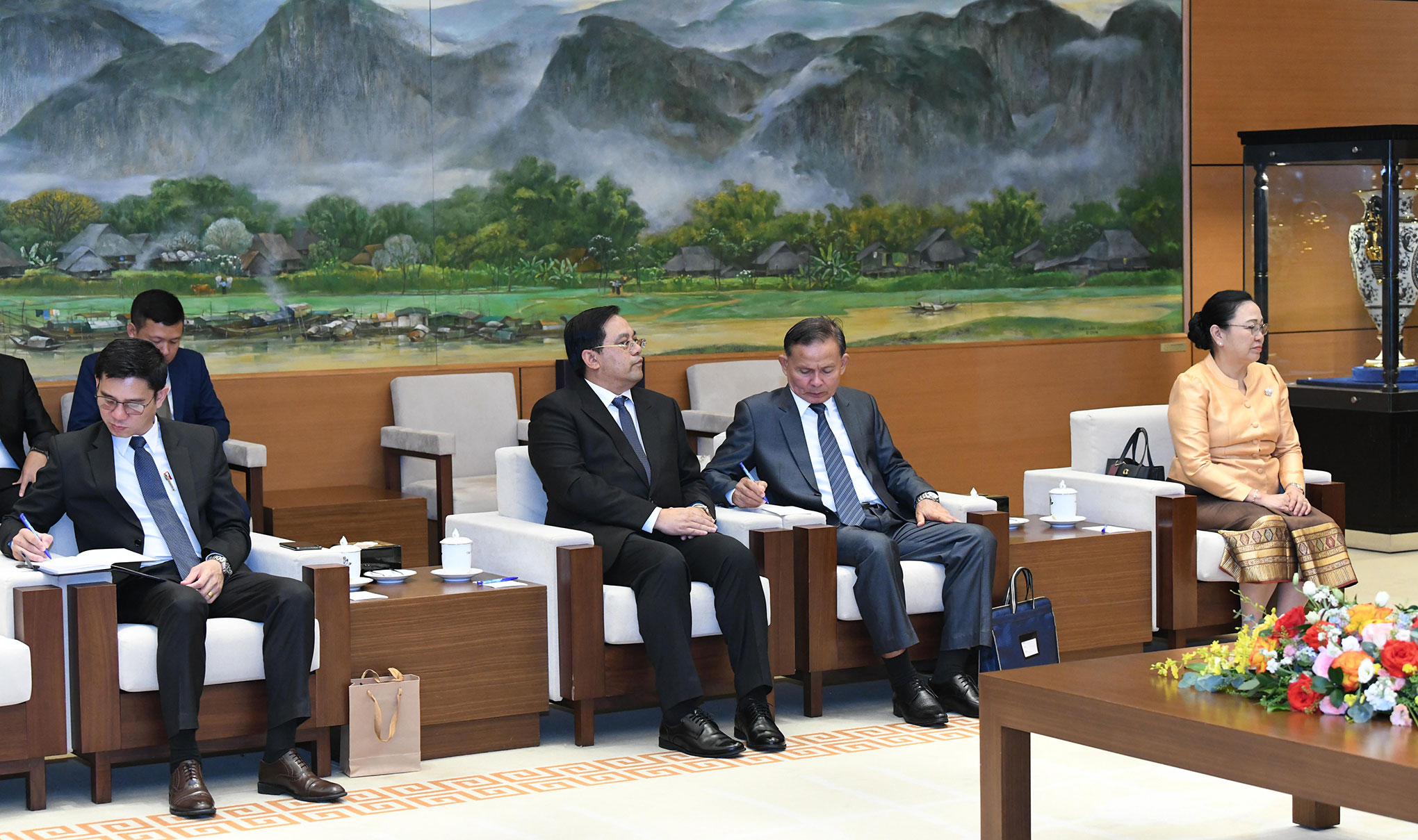 El presidente de la Asamblea Nacional, Tran Thanh Man, recibe al vicepresidente de la Asamblea Nacional y presidente del Comité de Paz y Solidaridad de Laos -0