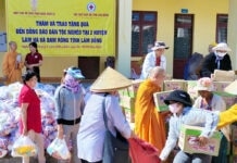 Giving gifts to ethnic minorities in difficult circumstances in Dam Rong