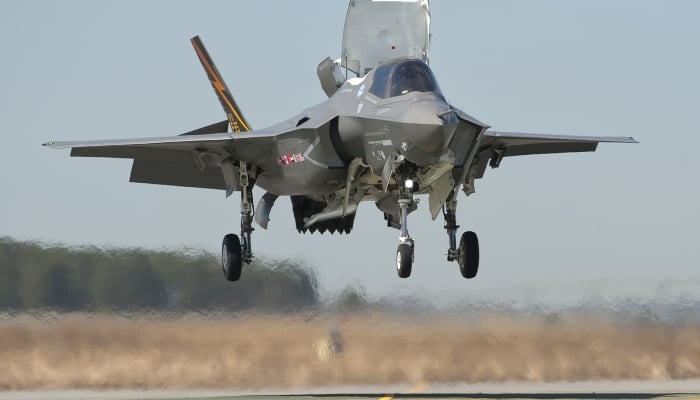 Comparing the two 'super fighters' F-35B and F-35A that Singapore has just ordered