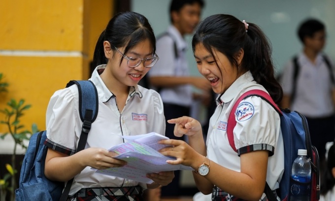 Los estudiantes revisan el contenido de Literatura antes del examen de ingreso al décimo grado en la ciudad de Ho Chi Minh en 2020. Foto: Quynh Tran