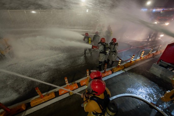 More than 1,279 people participated in a fire drill at the Saigon River Tunnel, photo 22