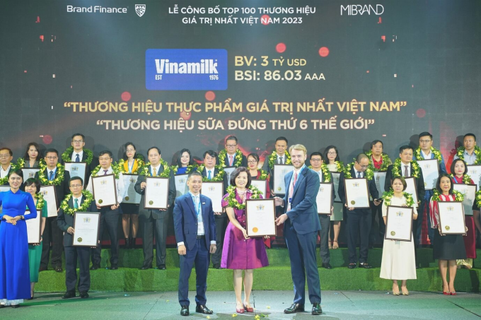 Bà Bùi Thị Hương, Giám đốc Điều hành Nhân sự - Hành chính - Đối ngoại, đại diện Vinamilk đón nhận các chứng nhận từ Brand Finance tại Hà Nội, tháng 8/2023. Ảnh: Mibrand