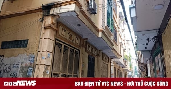 De nombreuses maisons situées dans les ruelles de Hanoi sont vendues à des prix exorbitants, plus élevés que les maisons de la rue.