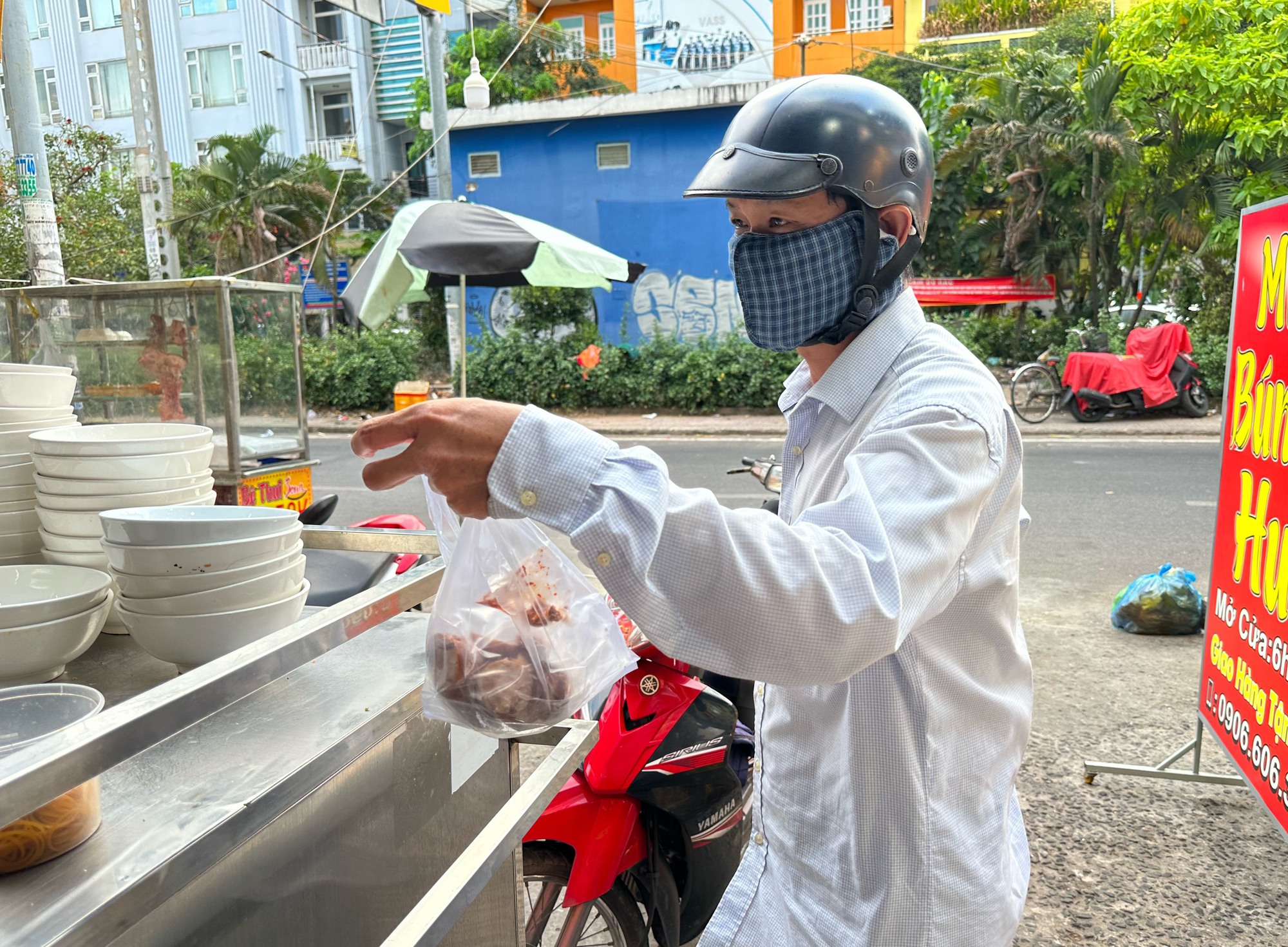 Quán bún bò dồi chiên độc lạ TP.HCM: Dời mặt bằng 7 lần, ‘càng dời càng phất’ - Ảnh 10.