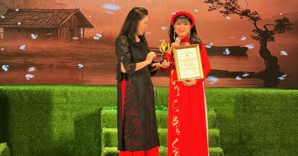 People's Artist Hong Van presents the certificate of merit for the play "Bong Canh Co" to the family of the late musician Bac Son.