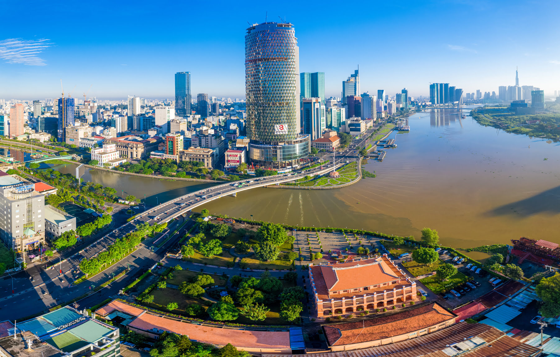Từ bến Nhà Rồng nhìn qua bến Bạch Đằng, TP.HCM
