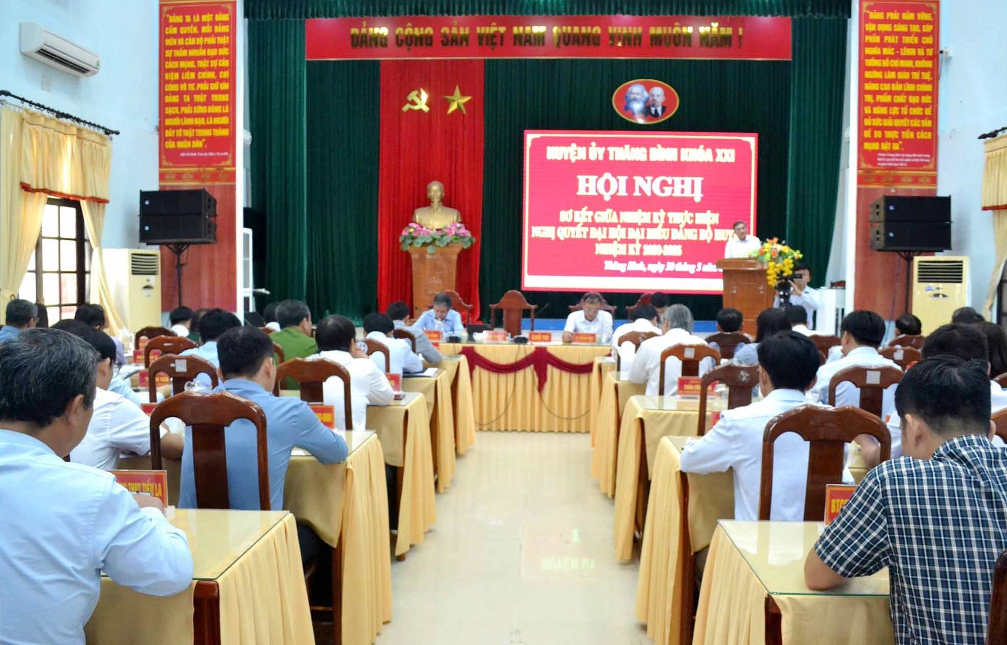 Scene of the mid-term review conference on the implementation of the resolution of the Thang Binh District Party Congress 2020-2025. Photo: VIET QUANG