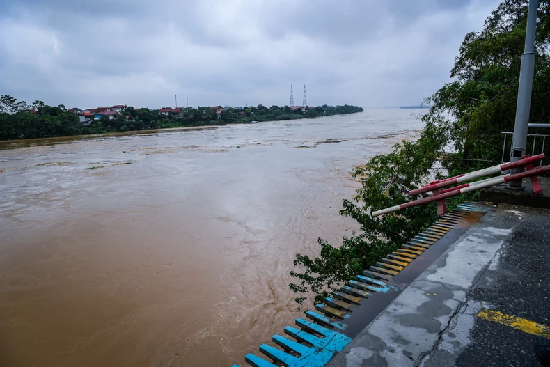 Die Überschwemmungen des Thao-Flusses überschreiten das historische Niveau, steigende Wasserstände des Roten Flusses wirken sich auf einige Gebiete in Hanoi aus, Foto 42