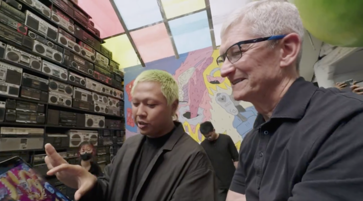 El director general está muy entusiasmado con la feroz creatividad del pueblo vietnamita. En la foto, está junto al director Phuong Vu. (Captura de pantalla del vídeo de X/Tim Cook)