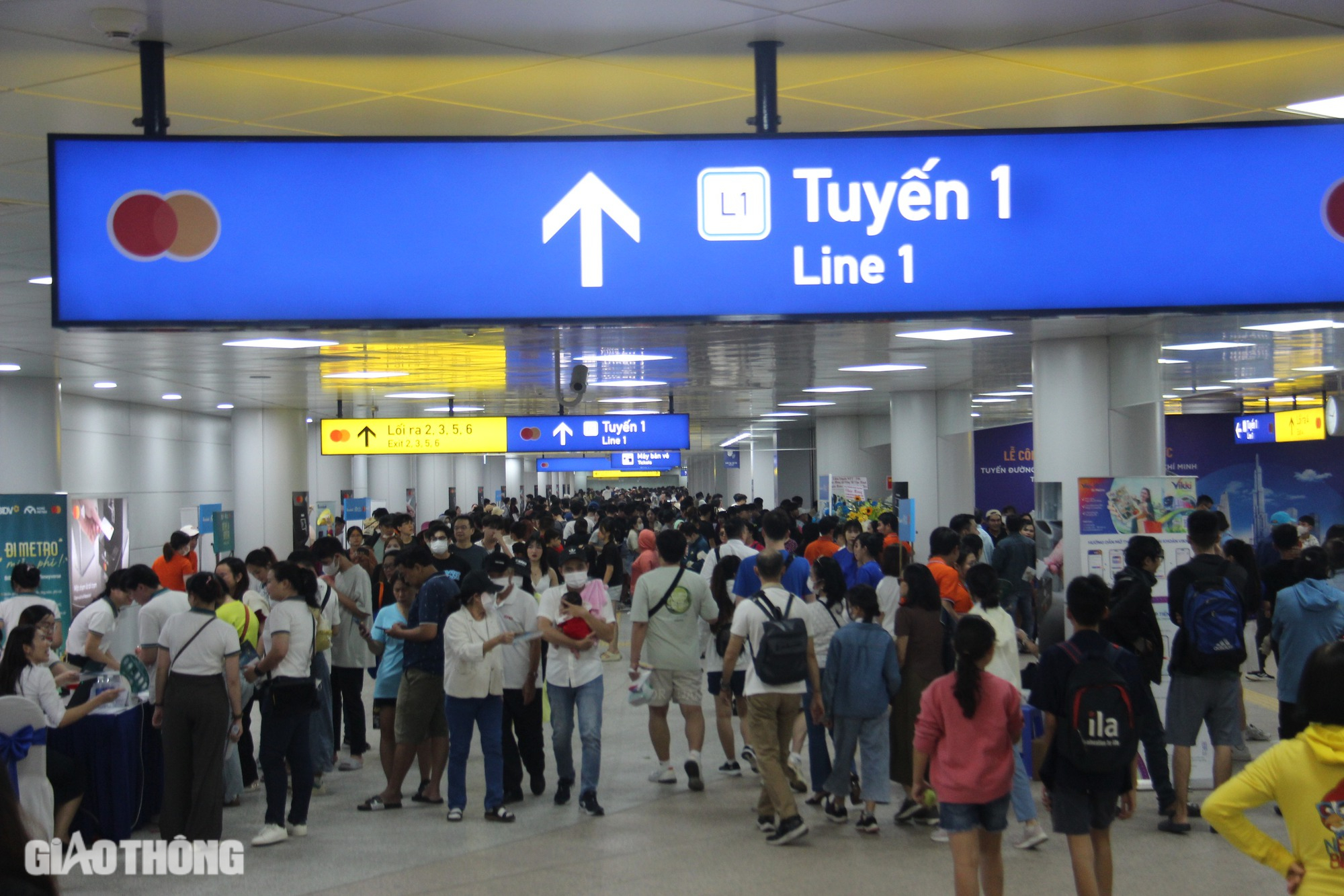 Ngày đầu khai trương metro TP.HCM, ga Bến Thành quá tải- Ảnh 1.