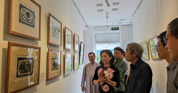 Ausstellung vietnamesischer Holzschnitzereien zu den Neun Urnen der Nguyen-Dynastie