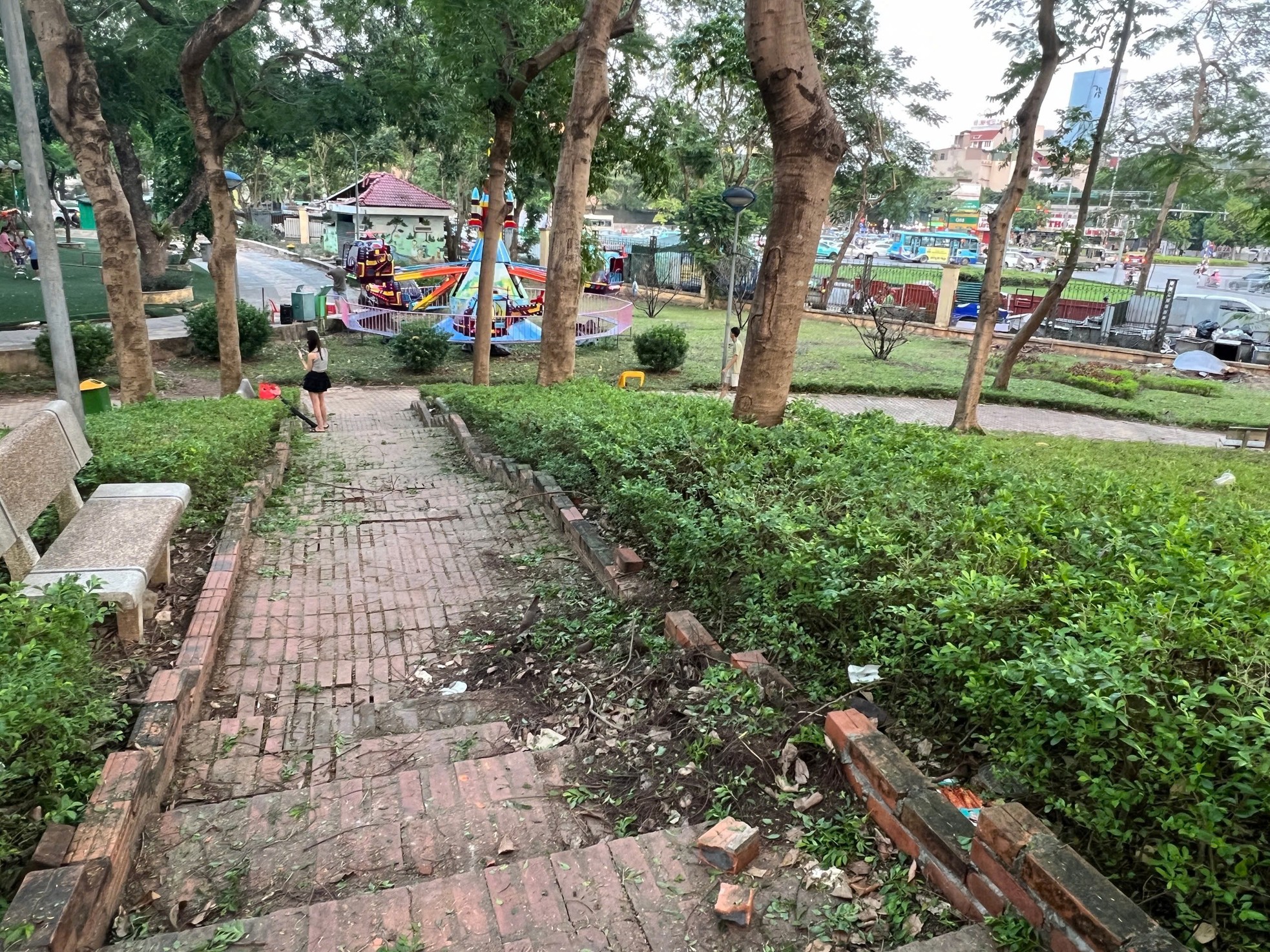 Dilapidated and degraded scenes at two large parks in Hanoi photo 15