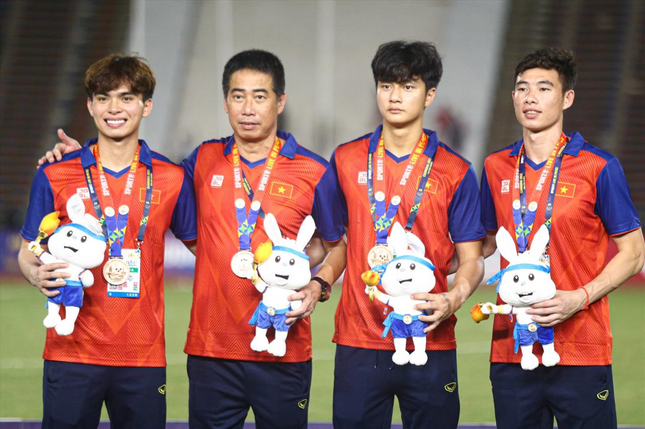 Các cầu thủ U22 chụp ảnh kỷ niệm cùng tấm Huy chương Đồng SEA Games 32.