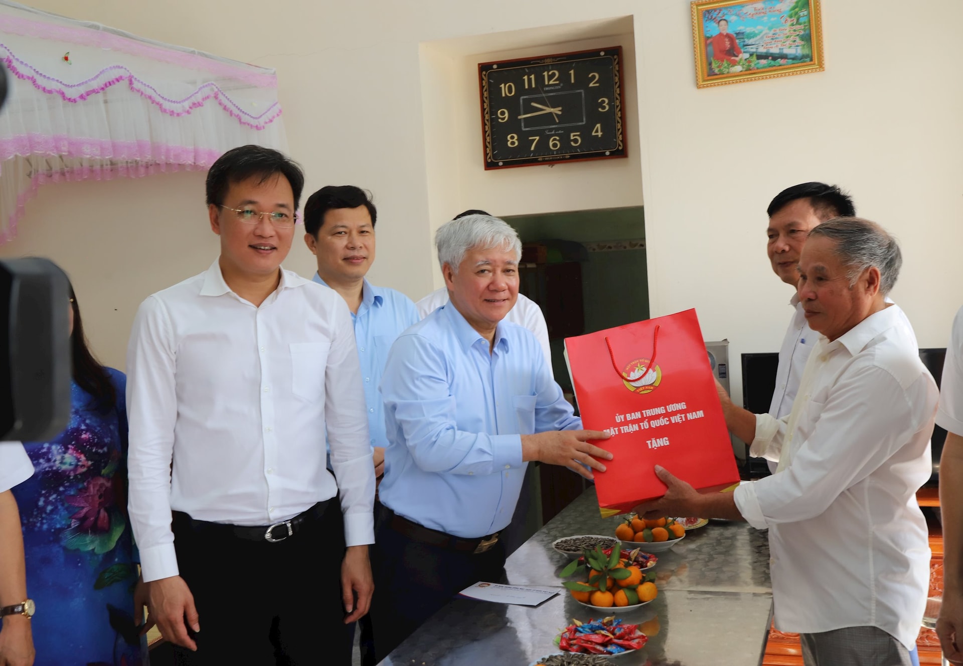 El presidente Do Van Chien visitó, animó y entregó regalos a la familia del inválido de guerra Luong Van Toan en la comuna de Dinh Cao.