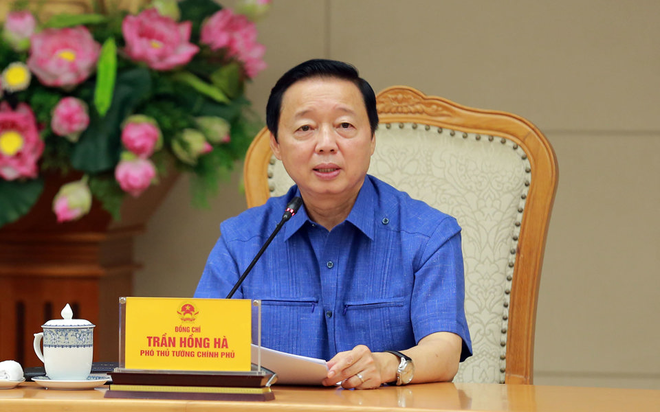 Le vice-Premier ministre Tran Hong Ha a demandé au ministère des Transports et au Comité populaire de la province de Phu Tho de demander aux entrepreneurs d'achever la construction des fondations du pont avant avril 2025, avant le début de la saison des pluies et des tempêtes - Photo : VGP/Minh Khoi