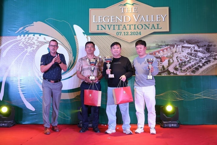 ゴルファーのパク・ジフン選手（右から2番目）が、合計78打のスコアでレジェンドバレー・インビテーショナルで優勝した。