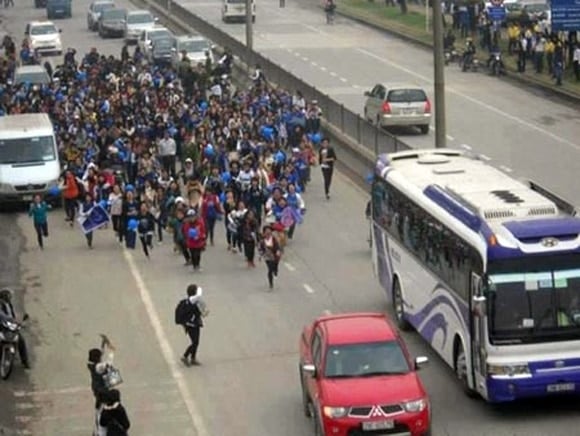 Vietnamese fans verwelkomden hun idool op de luchthaven, en zelfs het idool was 