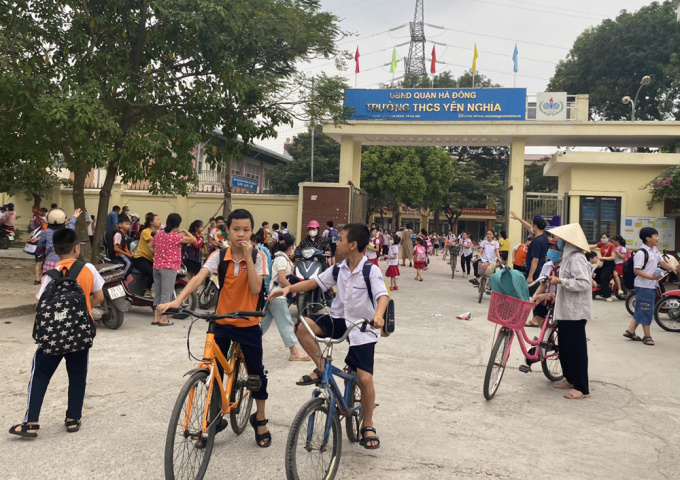 Estudiantes de la Escuela Secundaria Yen Nghia, distrito de Ha Dong, durante la salida de clases en la tarde del 24 de octubre. Foto: Binh Minh