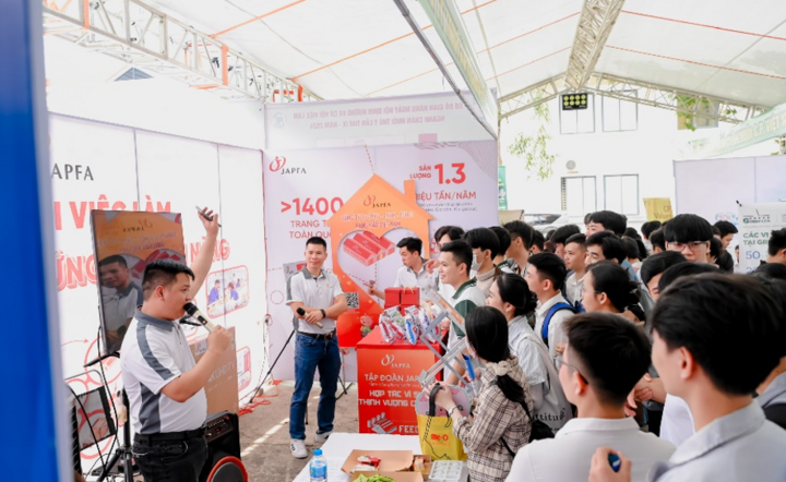 ក្រុមហ៊ុនអមដំណើរនិស្សិតក្នុងកម្មវិធីអភិវឌ្ឍន៍អាជីព។