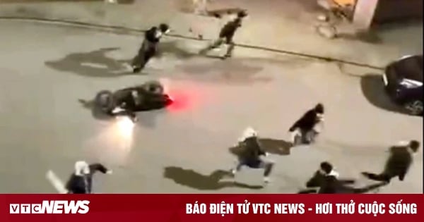 Summoned 16 teenagers who used weapons to fight on the street in Quang Ninh