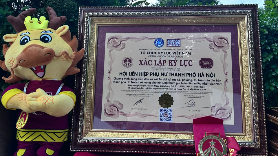 Lãnh đạo Trung ương Hội Kỷ lục gia Việt Nam - Tổ chức Kỷ lục Việt Nam (VietKings) trao xác nhận kỷ lục đồng diễn dân vũ với Áo dài có số người tham gia đông nhất cho Hội LHPN TP Hà Nội