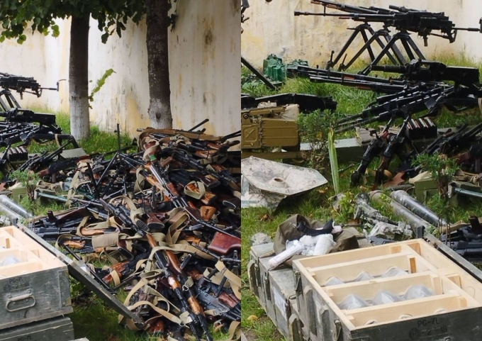 Waffen der Bergkarabach-Streitkräfte werden übergeben. Foto: TNA