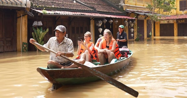 ទឹកជំនន់នៅទីក្រុង Hoi An ក្លាយជាផលិតផលទេសចរណ៍តែមួយគត់របស់ខេត្ត Quang Nam