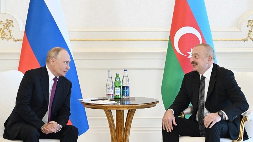 El presidente ruso visita Azerbaiyán para fortalecer la alianza y aclarar la postura sobre el acuerdo de paz entre Bakú y Ereván