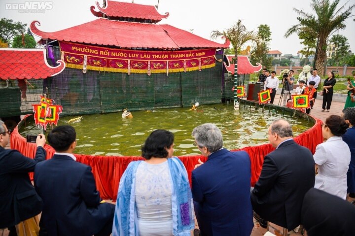 Foreign ambassadors experience making Dong Ho paintings, wearing Quan Ho costumes - 8