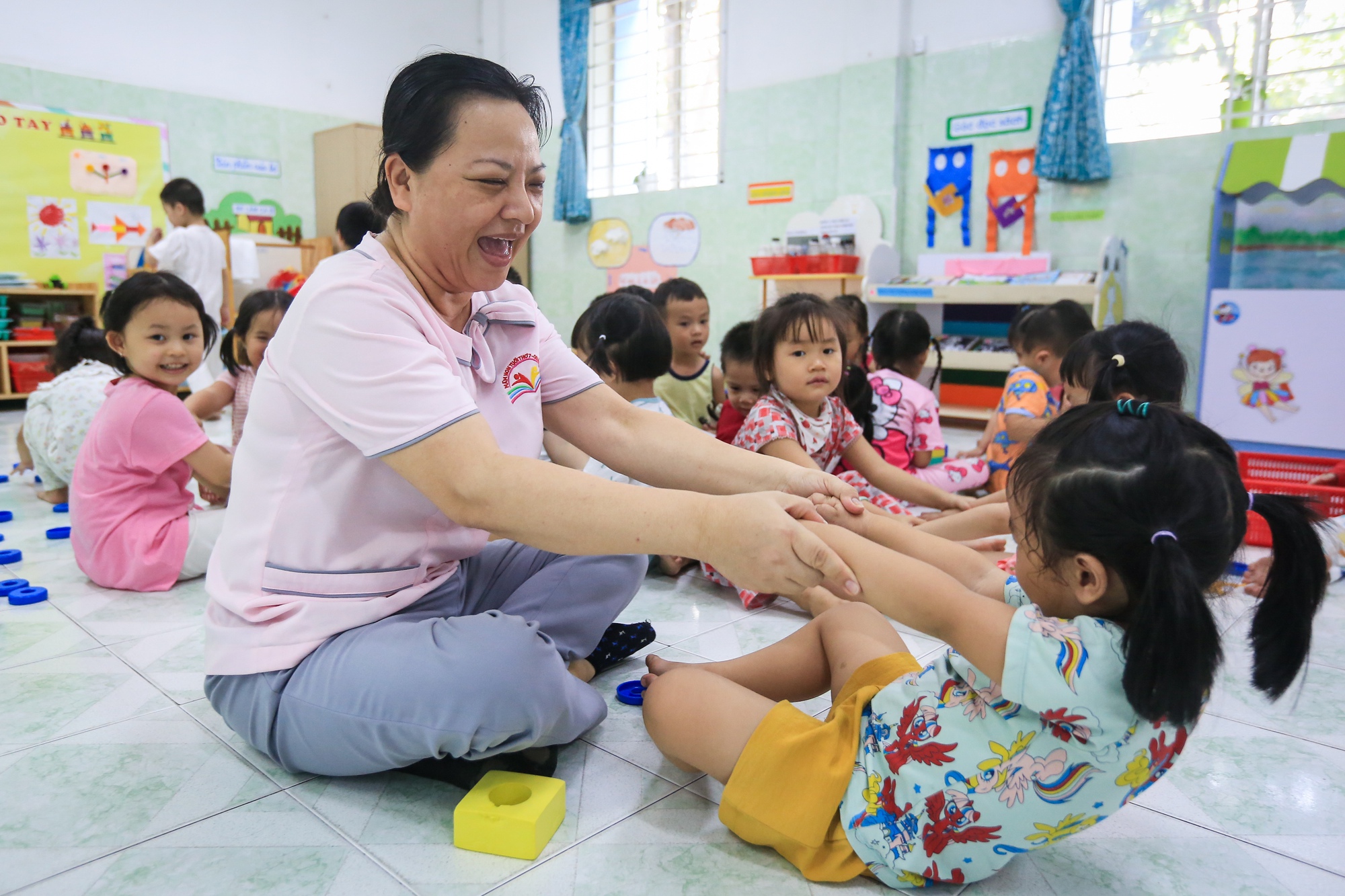 Giáo viên mầm non lớn tuổi quần quật cả ngày: Chăm trẻ, lau dọn, múa hát... - Ảnh 13.