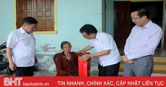 Lãnh đạo tỉnh thăm hỏi gia đình chính sách nhân dịp 27/7