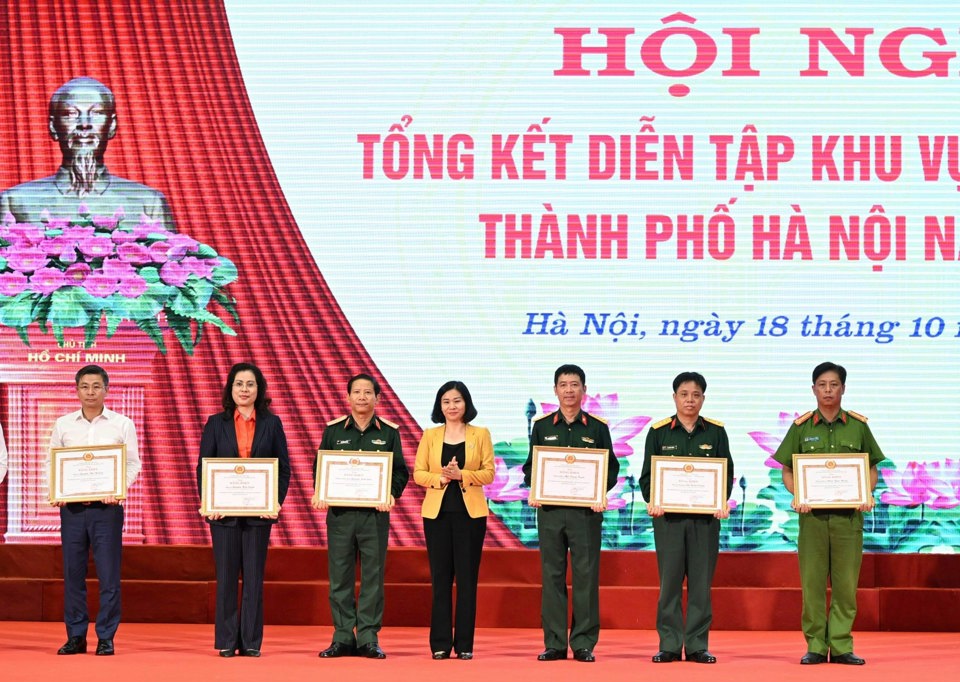 Die ständige stellvertretende Sekretärin des Parteikomitees von Hanoi, Nguyen Thi Tuyen, verlieh Kollektiven und Einzelpersonen Verdiensturkunden.